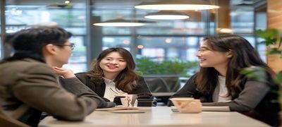 职场导师与年轻职员在咖啡馆进行一对一秘密教学式辅导，轻松氛围中传递职场核心方法论